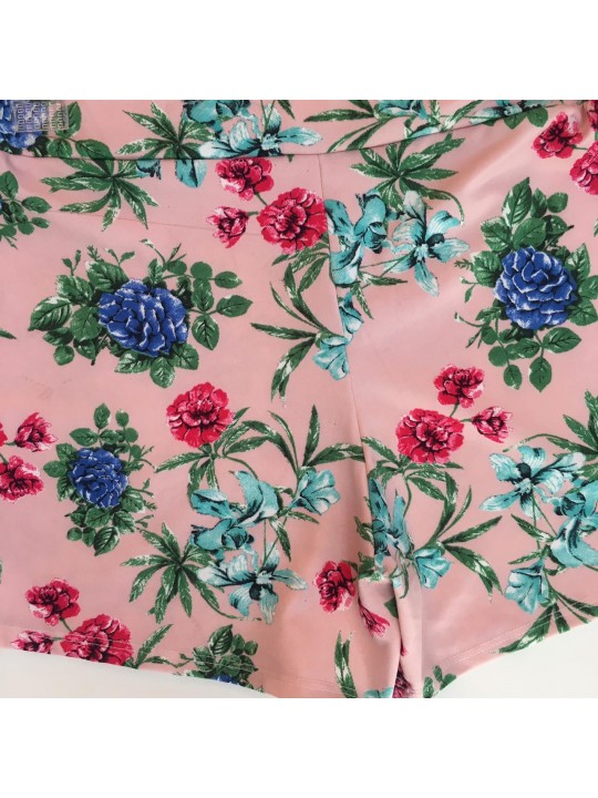 Short rosa com flores