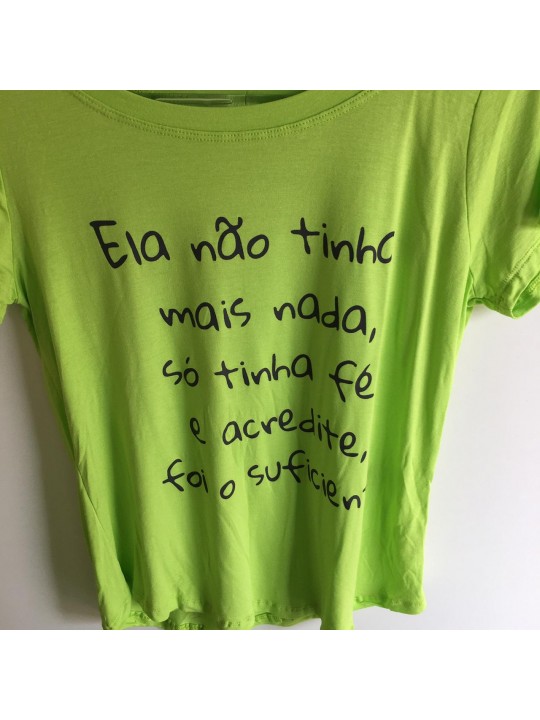 T-shirt  verde escrita  