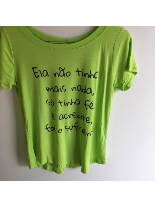 T-shirt  verde escrita  