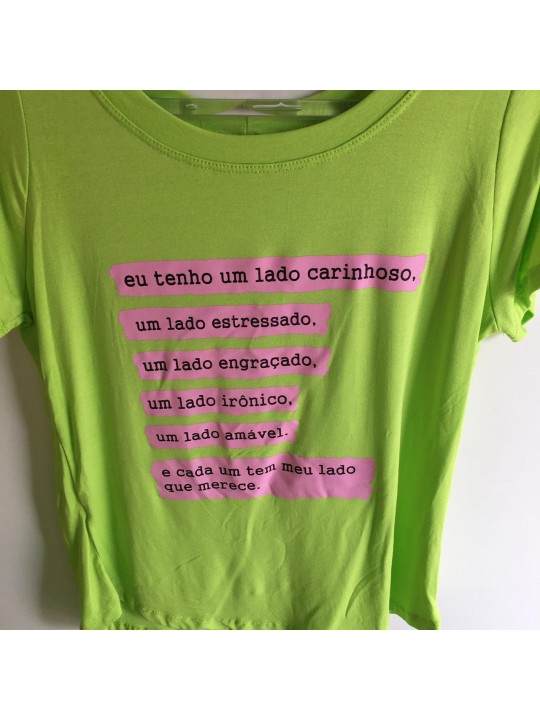 T-shirt  verde escrita  