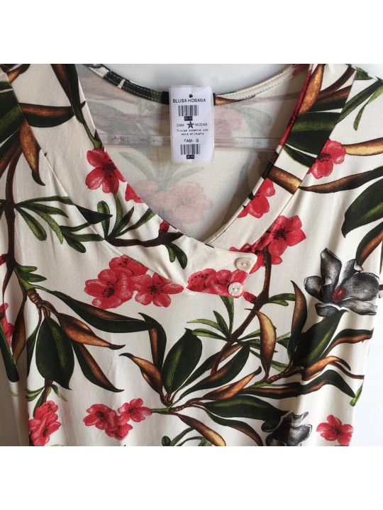 Blusa floral clara  Detalhe em botões 