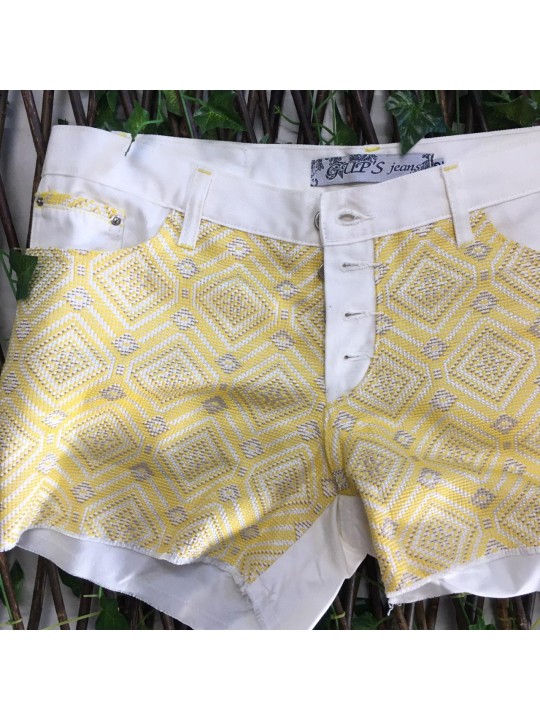 Short Branco    Detalhe em Bordado    Tamanho 44