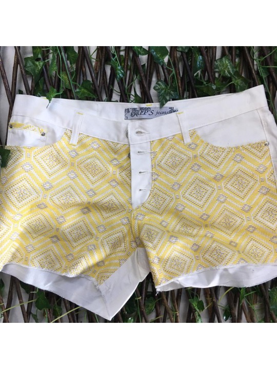 Short Branco    Detalhe em Bordado    Tamanho 40