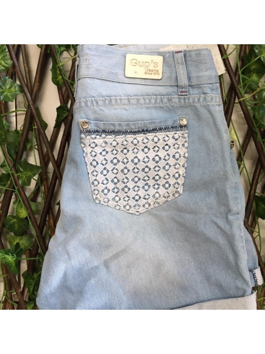 Short Jeans claro Destroyed  Detalhes no Bolso em Bordado  Tamanho 36